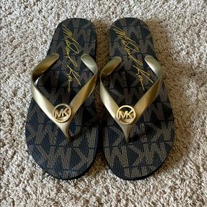 NEW MICHAEL KORS SIGNATURE BLACK & GOLD FLIP FLOPS